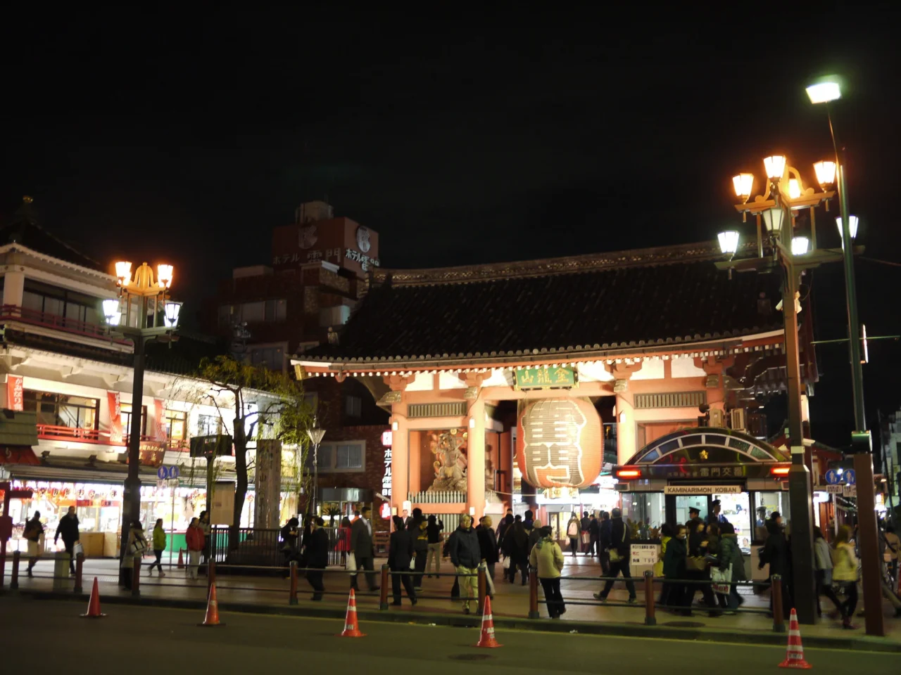 傍晚點燈後的雷門夜景