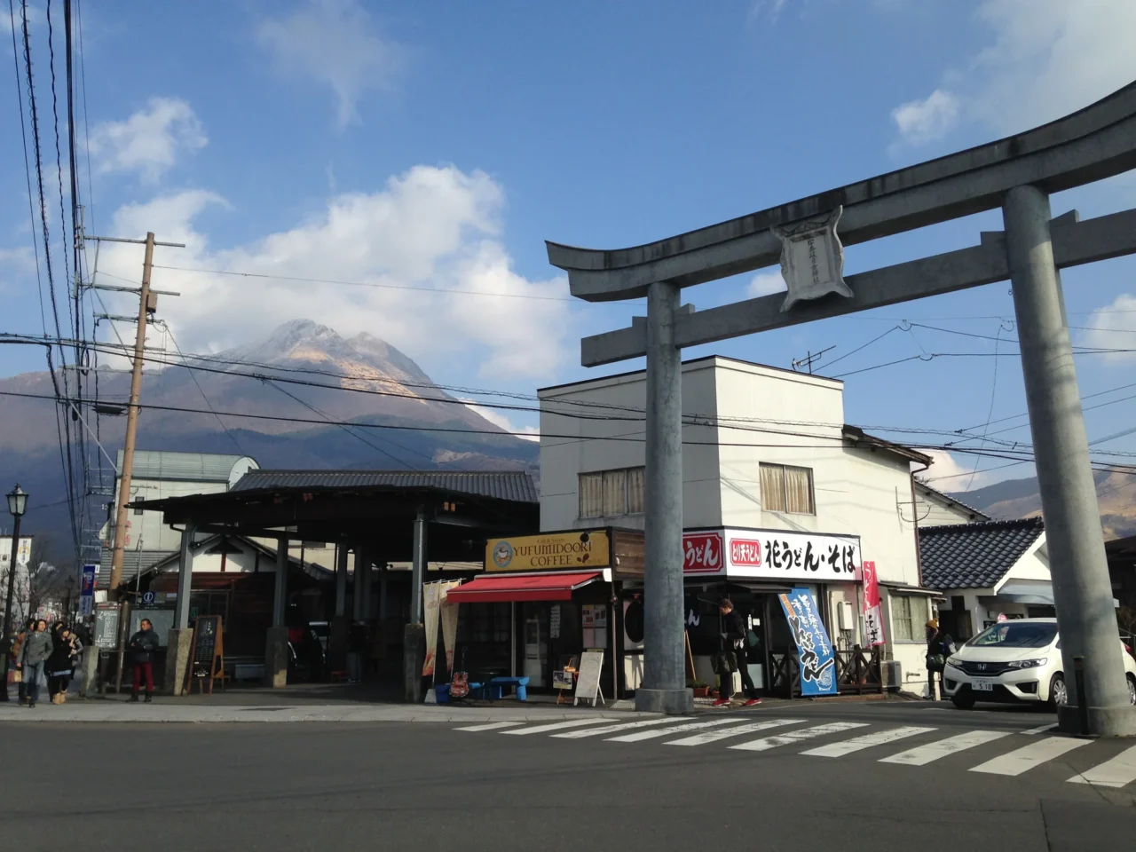 由布岳馬之背鞍部與雙峰並立