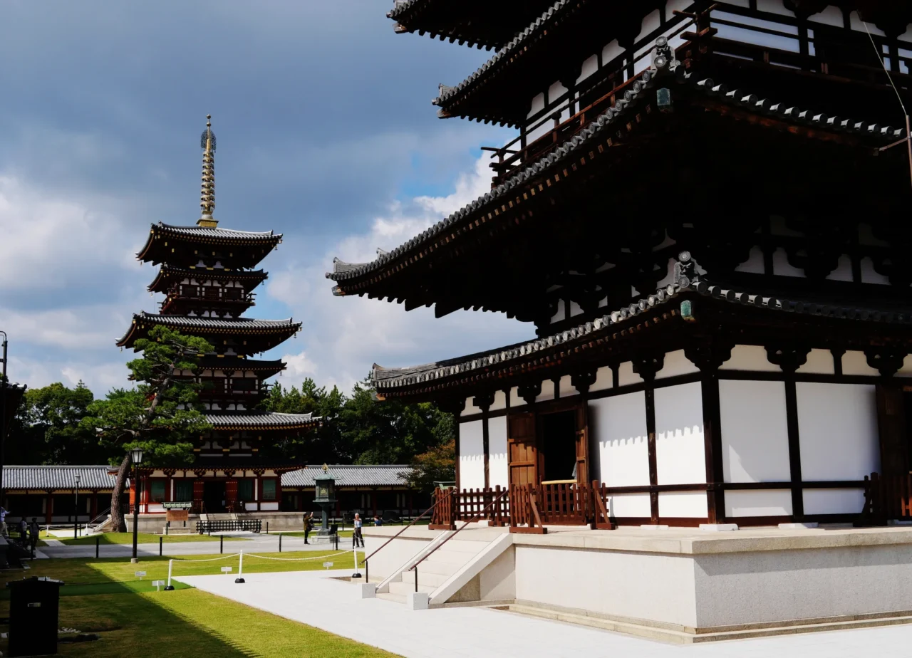 藥師寺東塔與西塔對望構圖