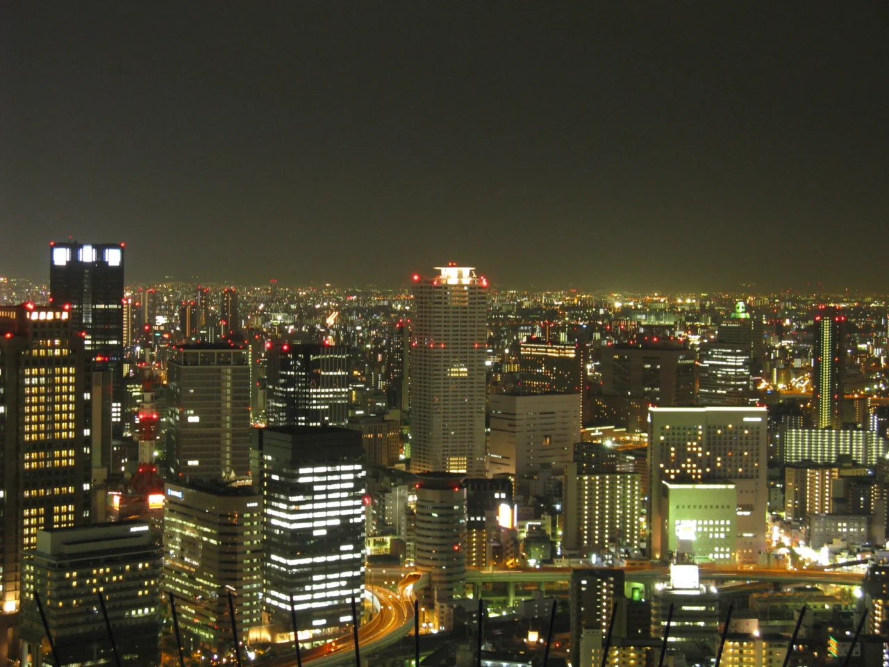 從梅田藍天大廈空中庭園展望台俯瞰大阪梅田高樓夜景與JR大阪站周邊商圈燈火