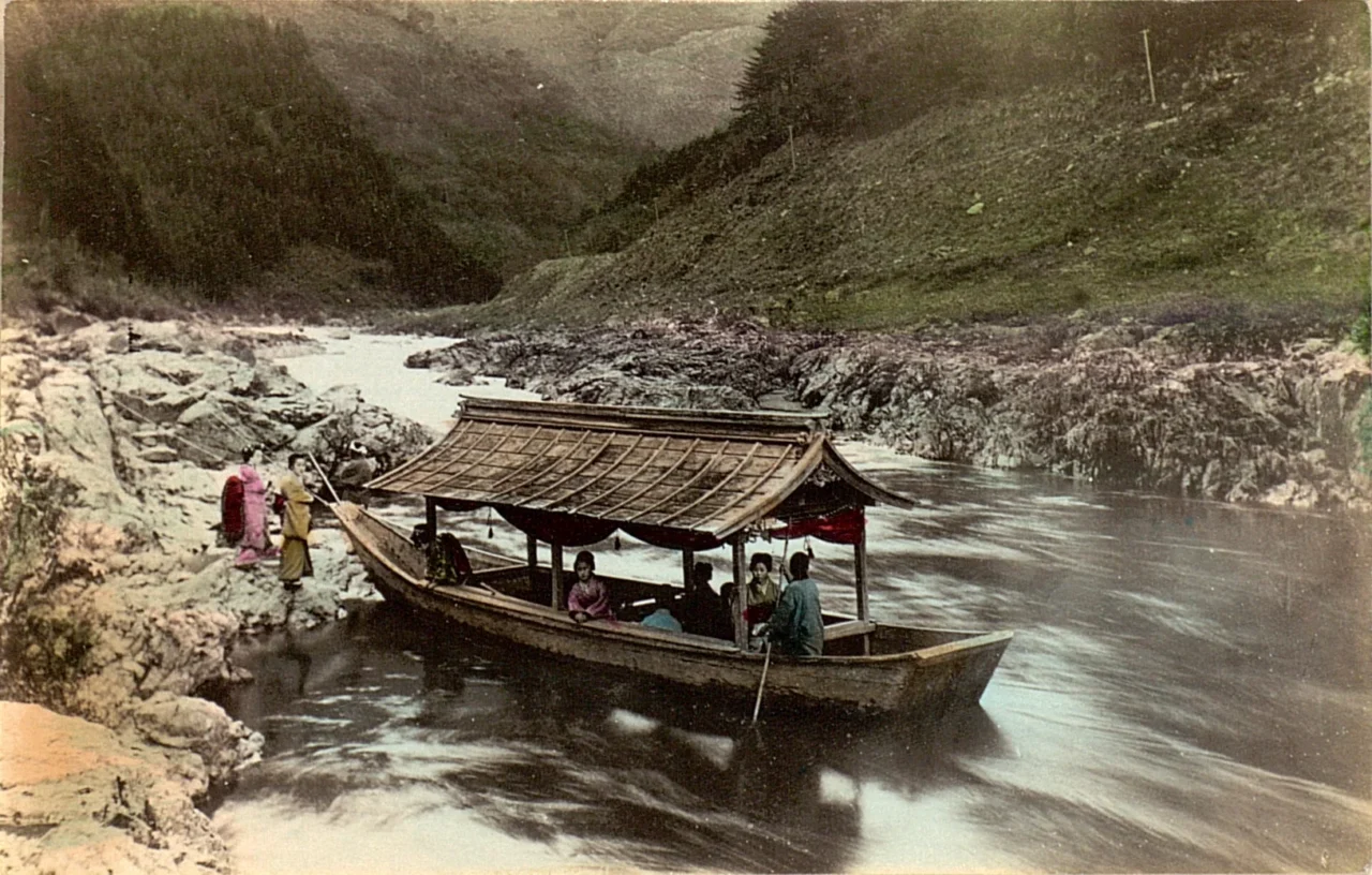 桂川屋形船遊船與船夫撐篙