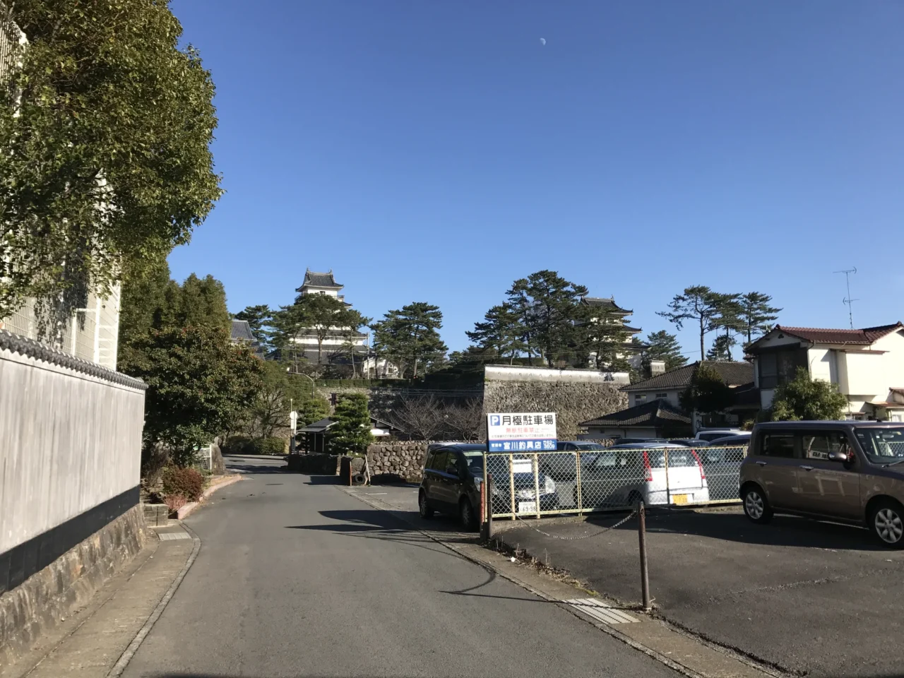 島原城白色五層天守閣與護城河倒影全景