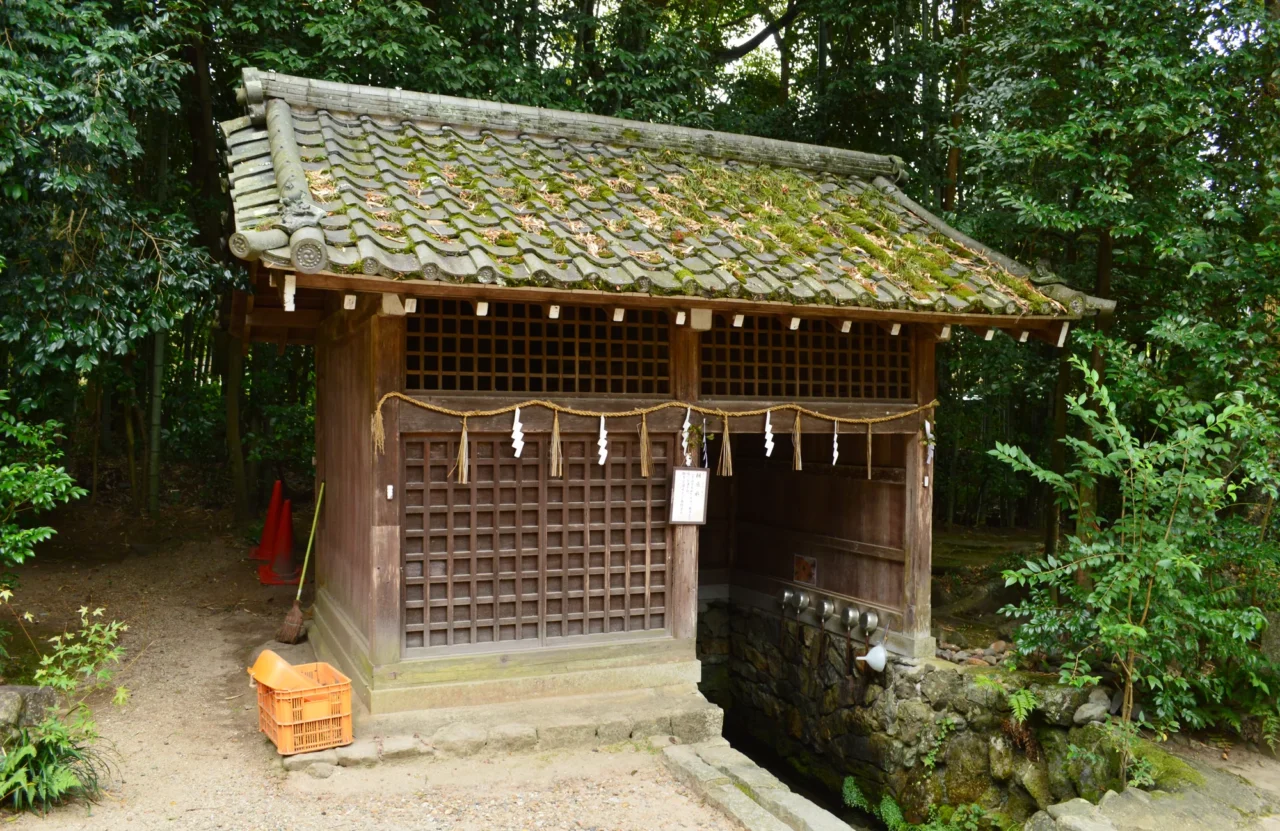 宇治上神社桐原水手水舍