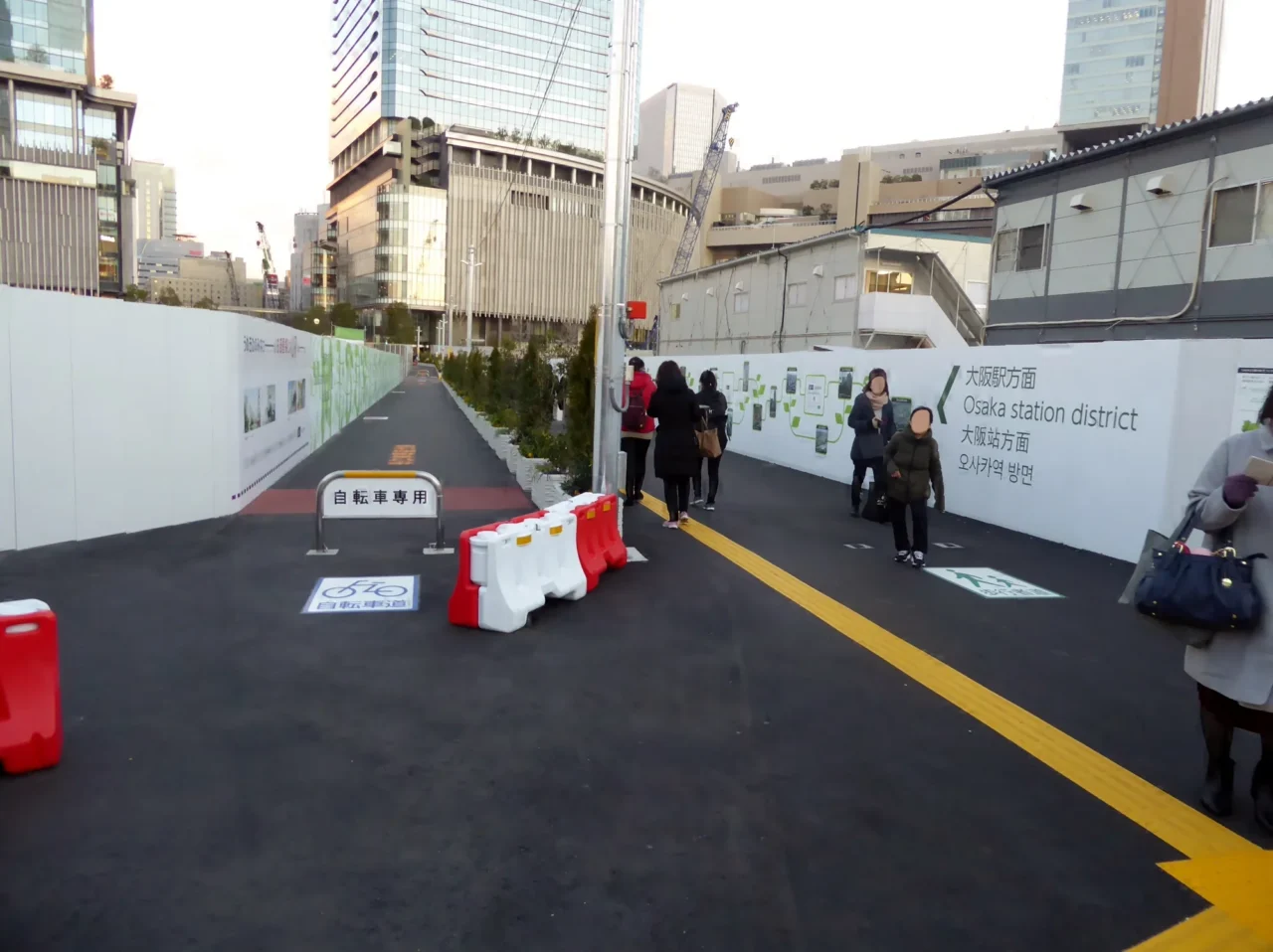 從大阪站前往梅田藍天大廈的步行路線與地下道入口