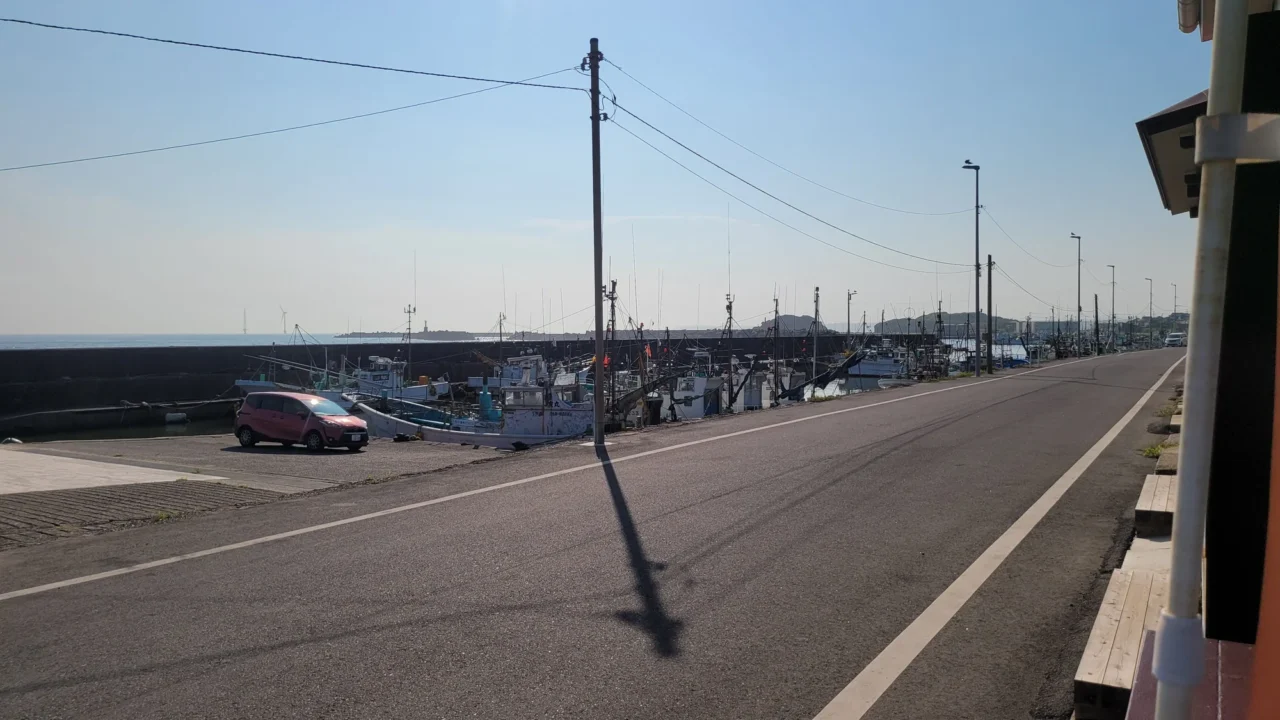 長崎鼻岬角海岸於日落時分，金黃夕陽灑在海面與岩石