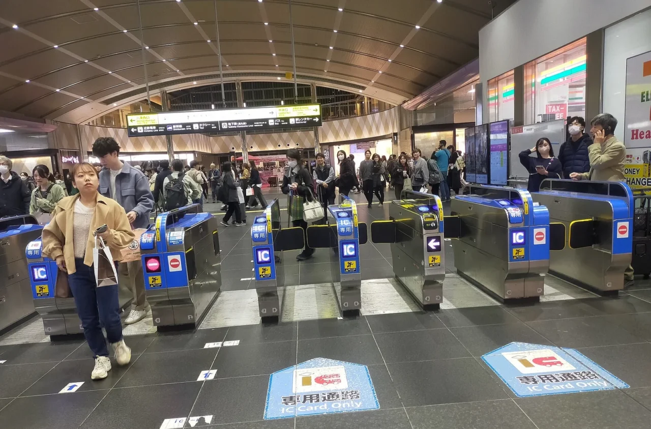 京都站IC專用自動閘機,地面貼有「專用通路 IC Card Only」標示,旅客拍卡通行。