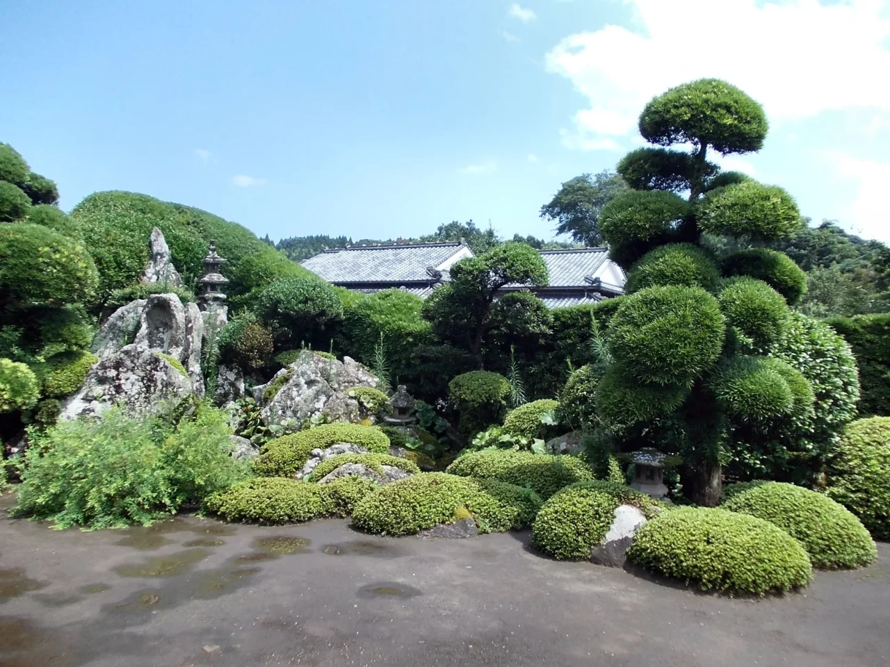 知覧武家屋敷庭園群石牆與綠籬圍成的傳統日式庭園景觀