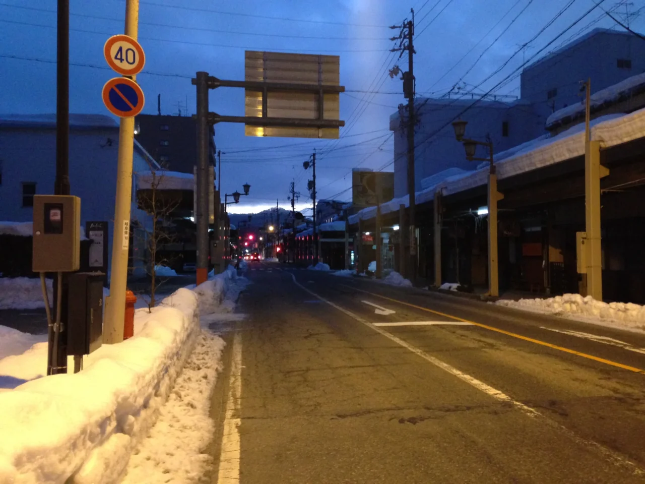 宮川朝市步行街景，前往市集的街道上遊客漫步，白天光線清晰。