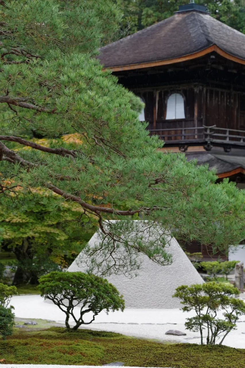 銀閣寺觀音殿與銀沙灘枯山水庭園，苔庭環繞的東山文化世界遺產。