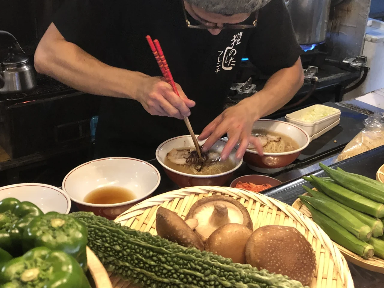 炒拉麵焼きラーメン在鐵板與豬肉高麗菜現炒，焦黃邊緣咖啡色的成品