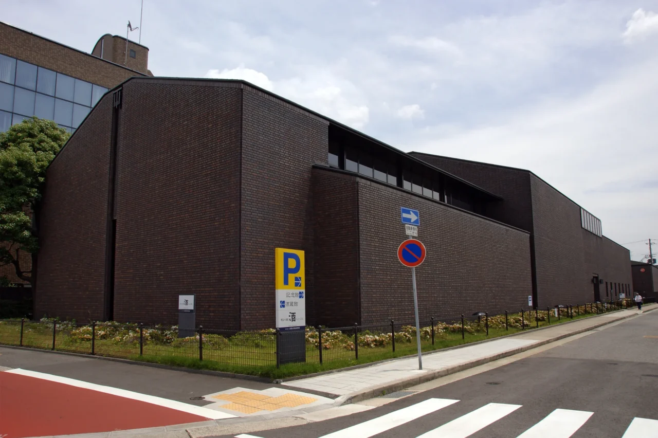 白鹿記念酒造博物館外觀，傳統日式建築展示釀酒歷史文化