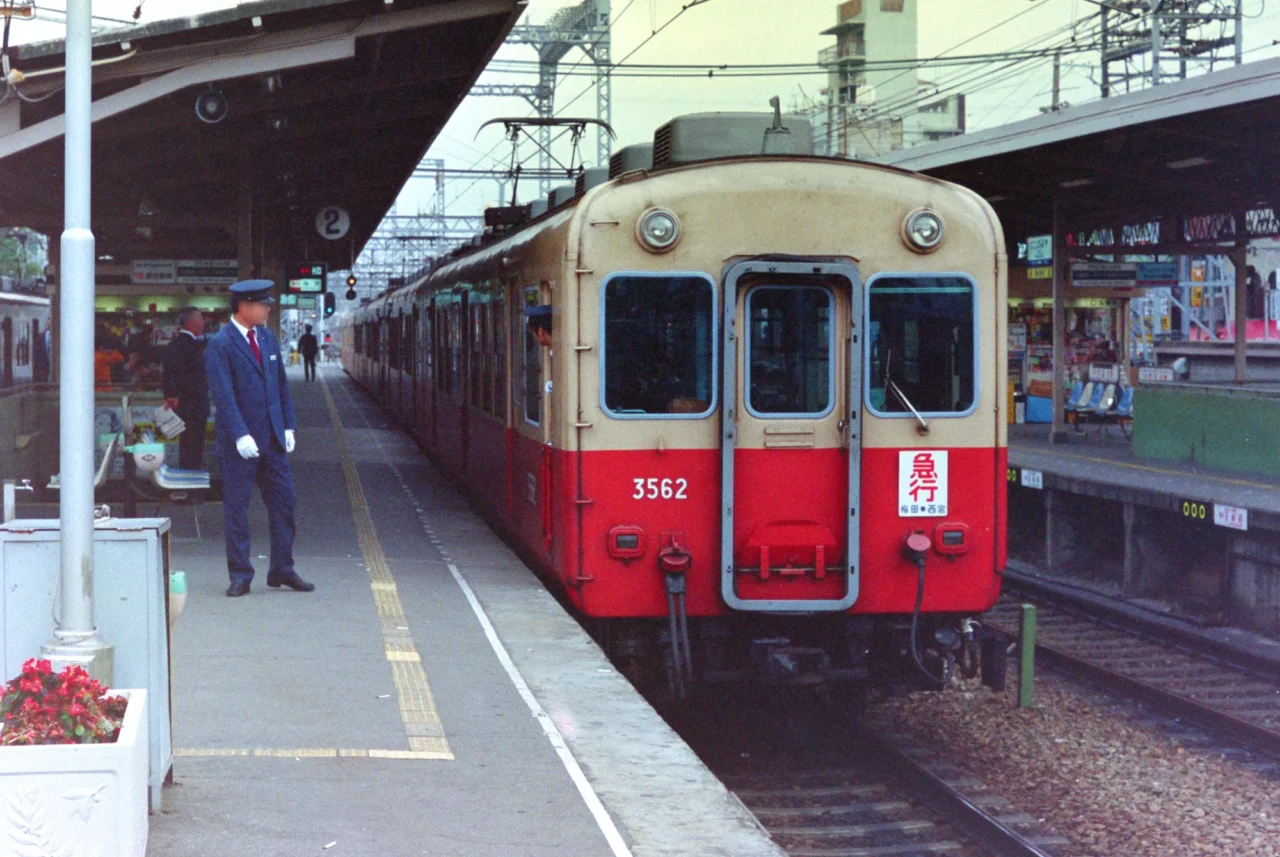 西宮站月臺的阪神電車，停靠駛往西宮神社方向的車廂