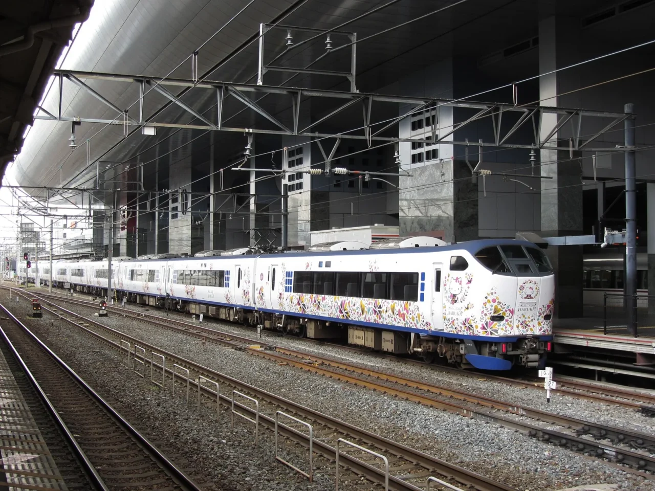 Hello Kitty彩繪塗裝的HARUKA關空特急281系列車停靠京都站月台。