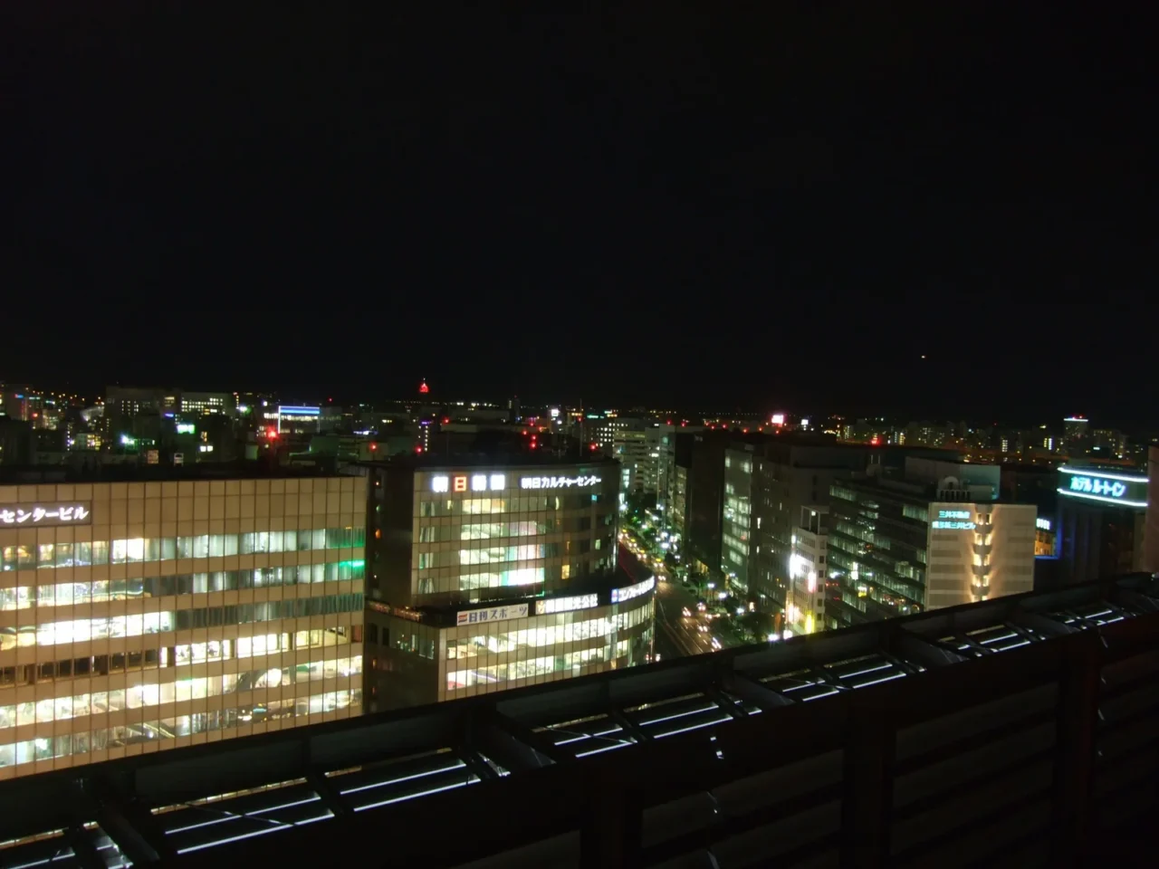 福岡市區夜景，高樓羣燈火輝映，俯瞰都市天際線與繁華景象。