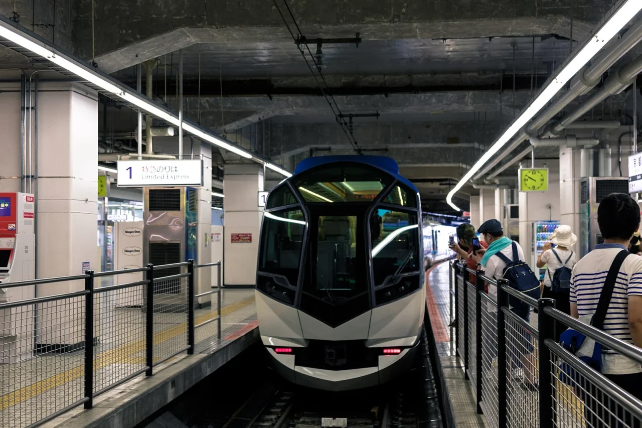 近鐵 50000 系しまかぜ觀光特急停靠月台，流線車頭配大面積擋風玻璃，月台掛有特急のりば標示。