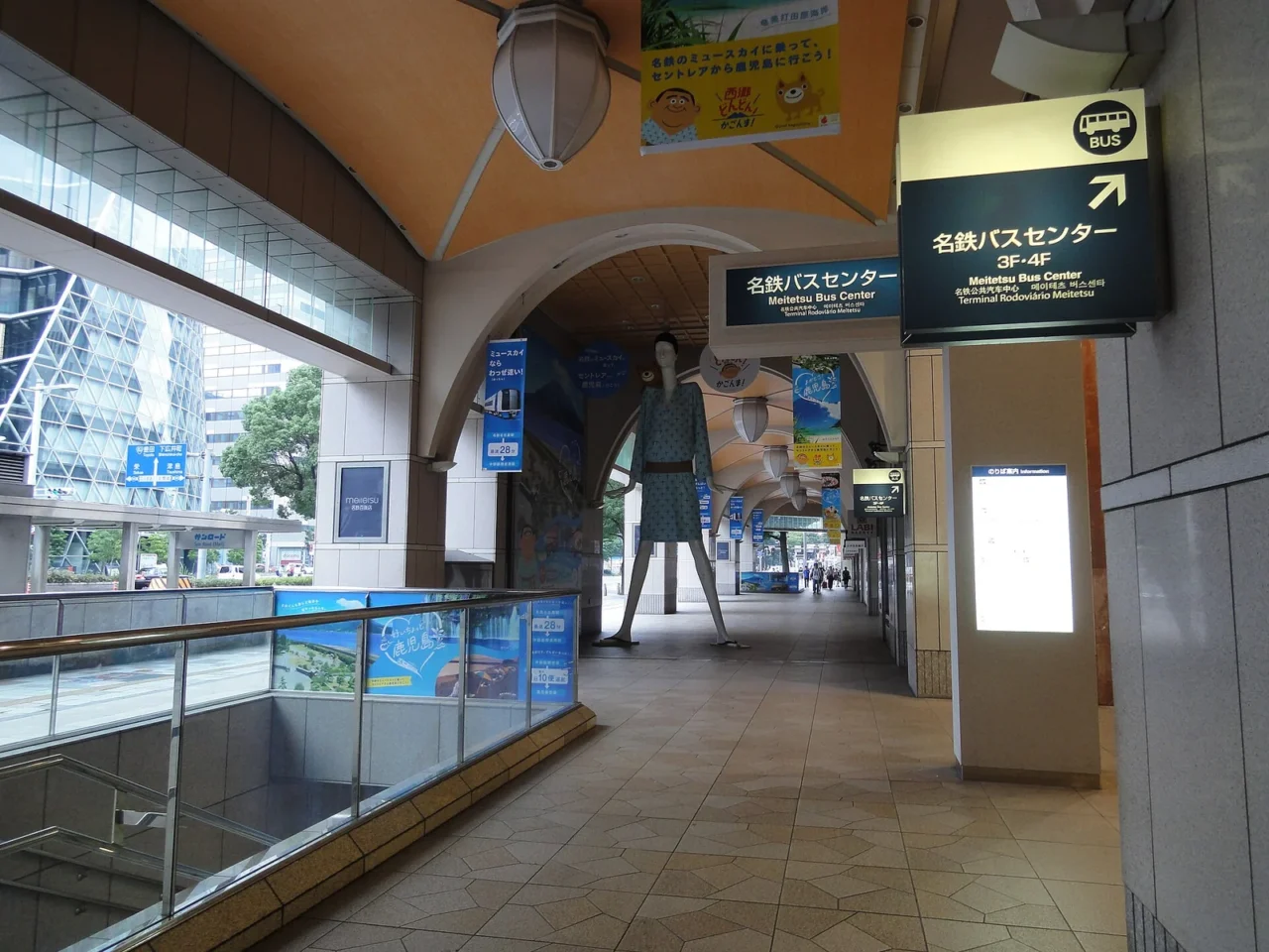 名鐵百貨旁通道的名鉄バスセンター多語指示牌，標示巴士中心位於 3・4 樓。