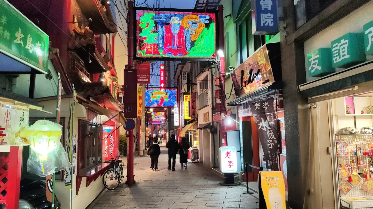 新地中華街夜間紅燈籠點燈，傳統街景在光線下展現。