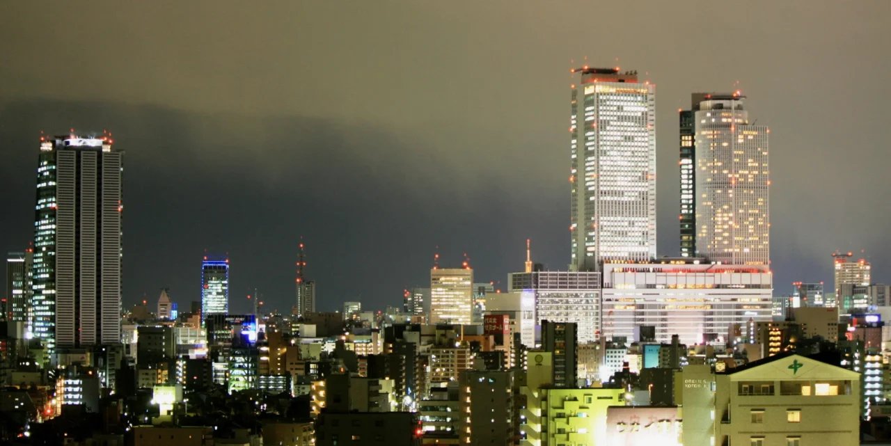名古屋車站JR中央雙塔,東海道新幹線等五條路線匯聚,二十四小時營運。