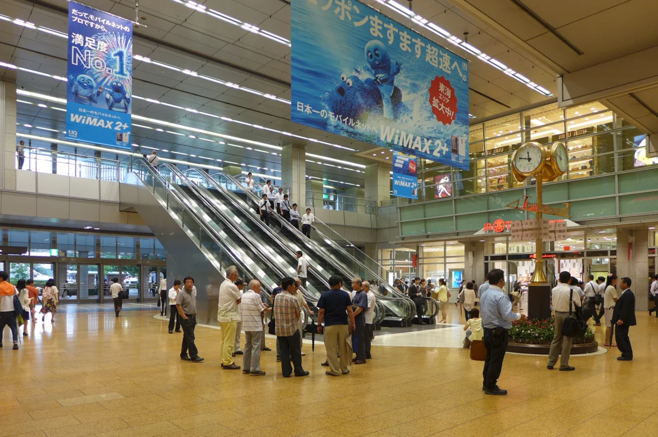 名古屋站中央改札與櫻通口指示牌,分別標示東側與西側新幹線通道。