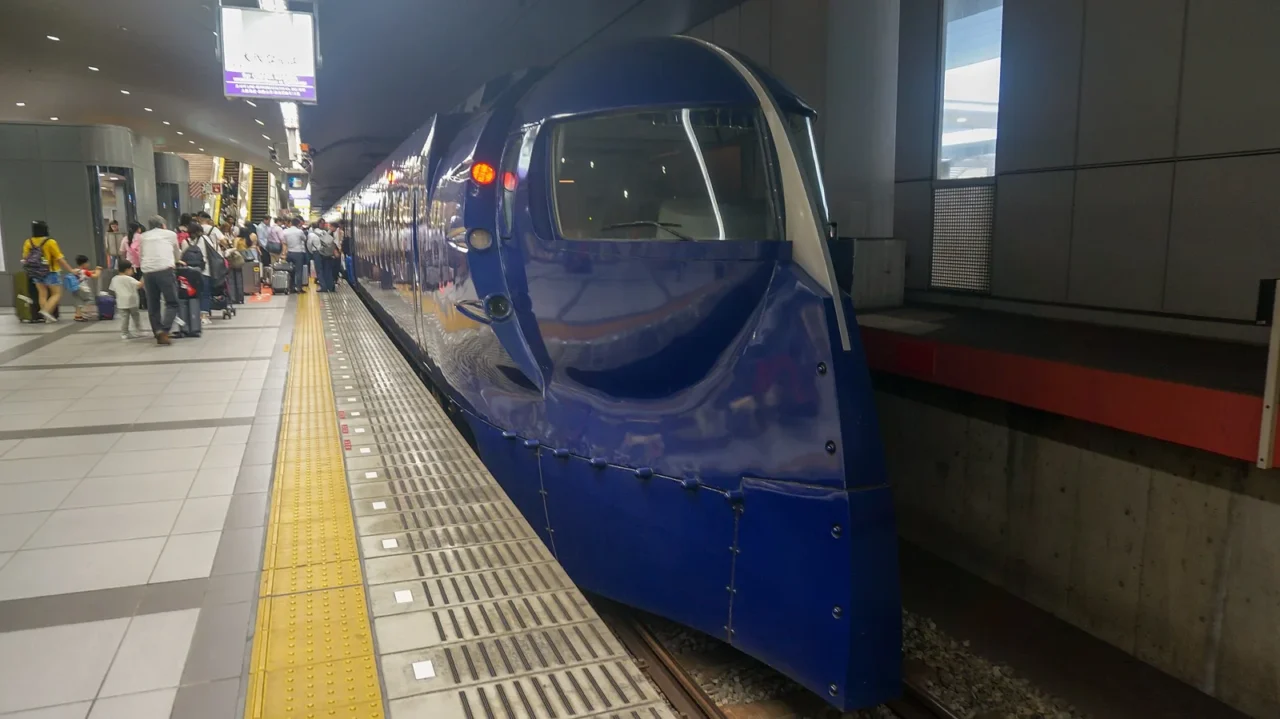 南海rapi:t特急50000系深藍色流線車頭停靠關西機場站月台。