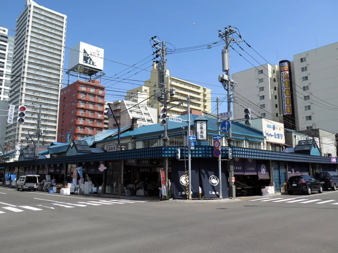 二條市場乾貨攤擺放幹貝乾與昆布等北海道特產,供遊客選購伴手禮。