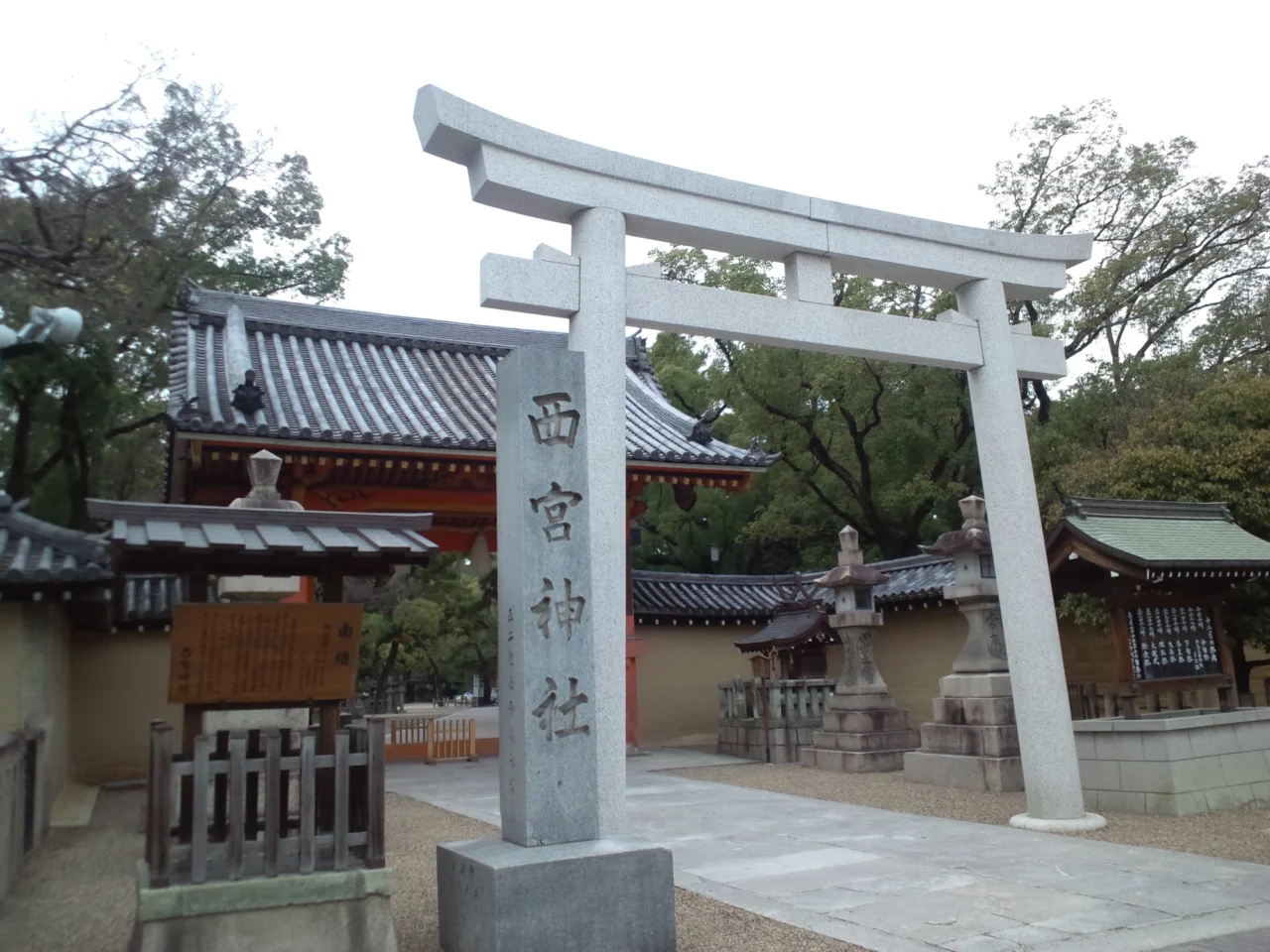 西宮神社赤門表大門，朱紅色四腳門牌樓建築，莊嚴正面