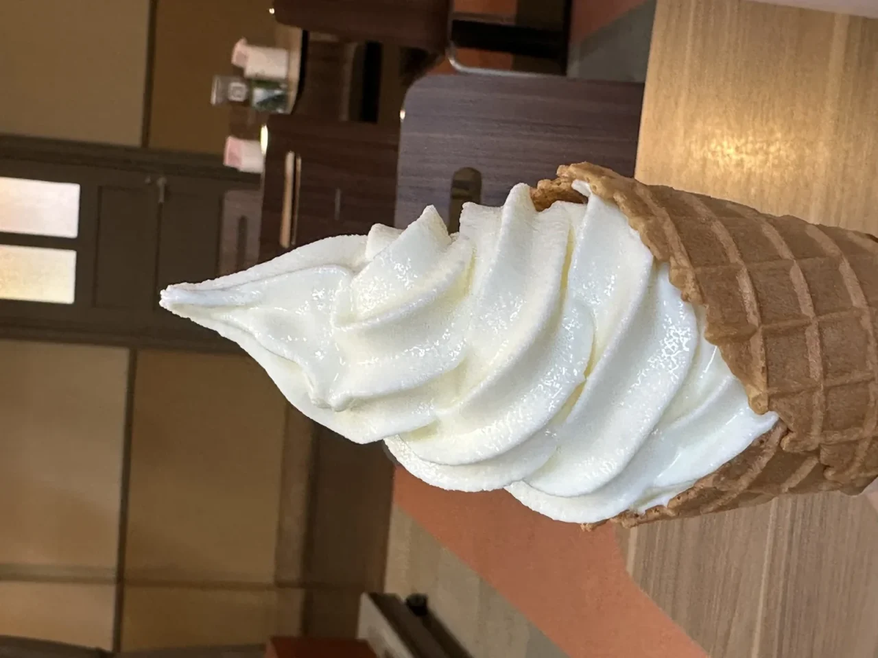 學生食堂自助餐券機，投幣或紙鈔後按鍵選餐，取券至窗口領取。
