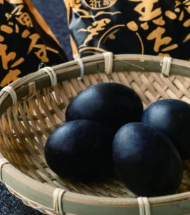 黑蛋特寫,蛋殼烏黑,剝開後蛋白蛋黃清晰可見,溫泉煮製的大湧谷招牌名物。