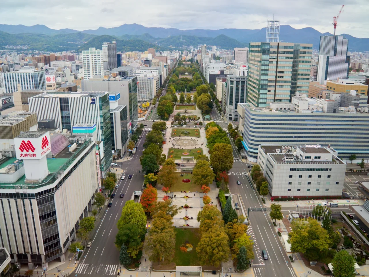 大通公園步行廣場與周邊街景,時計臺建築地標,札幌市中心綠地帶。