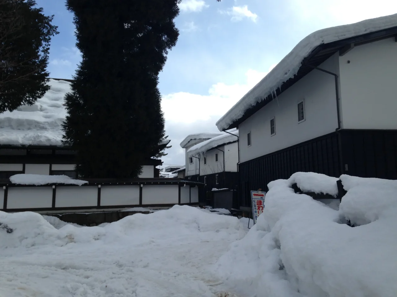 飛驒古川瀨戶川白壁土藏街，清澈水渠中錦鯉遊過傳統建築羣