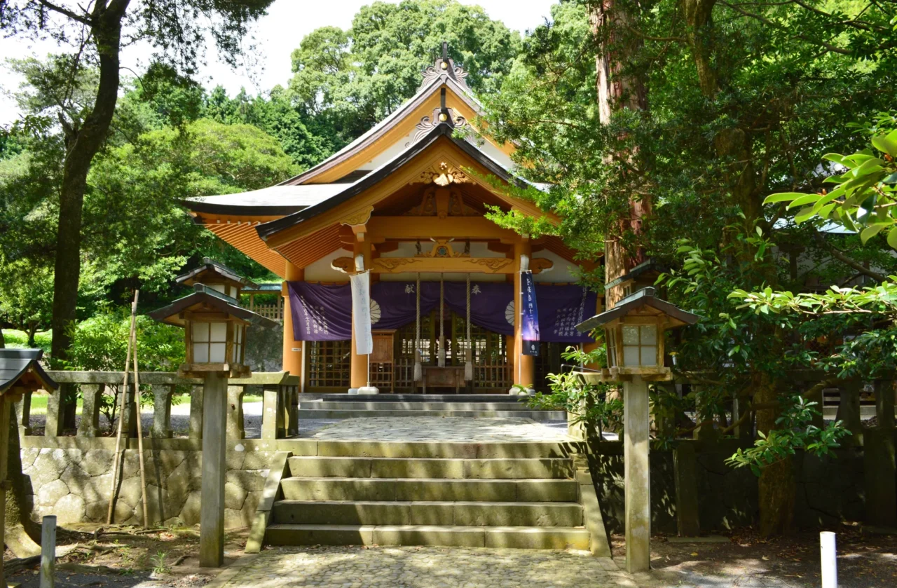 壹岐島神社位於綠樹環繞的山林,石階通往供奉殿堂,白日晴朗