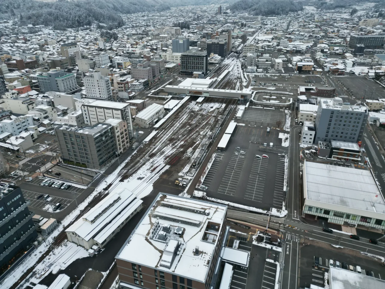 櫻山八幡宮交通指示，JR高山站前匠巴士站牌，白底藍字標記往古剎方向。