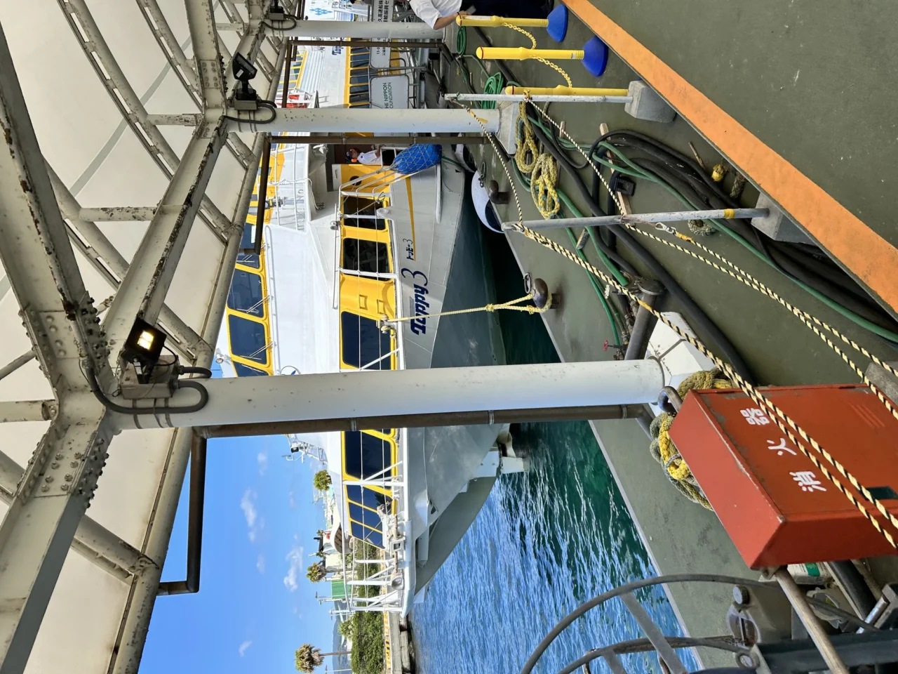種子島高速船Toppy碼頭停靠白色客運高速船的海港風景