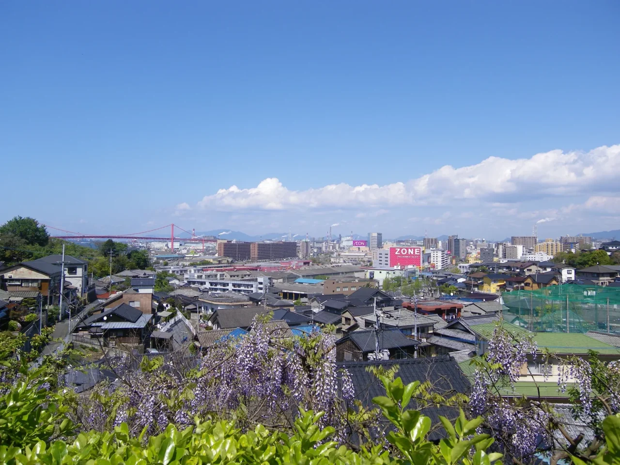 JR戶畑站外觀與周邊巴士轉乘指引，連接北九州市立美術館交通。