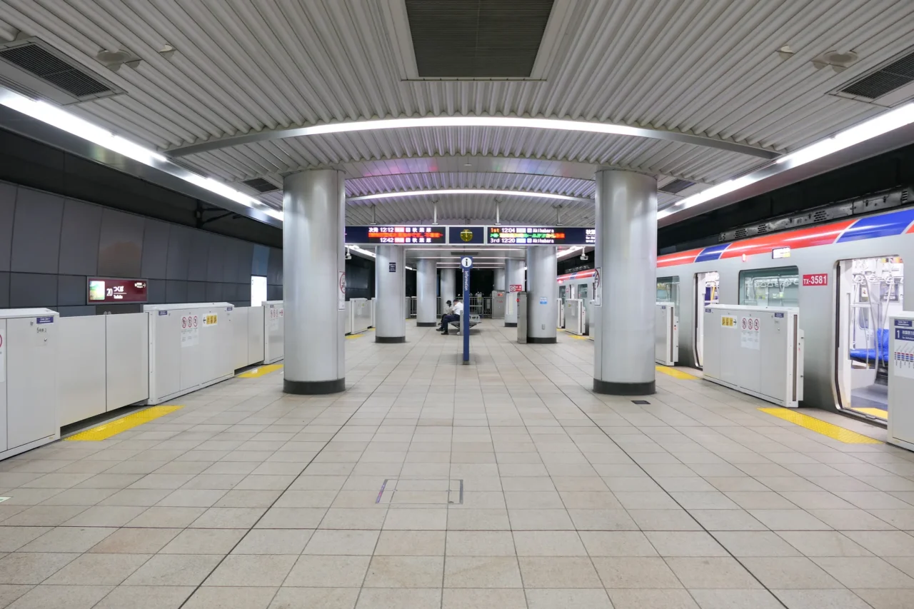 築波宇宙中心TX快線列車停靠車站月臺,黑色列車車體整裝待發。