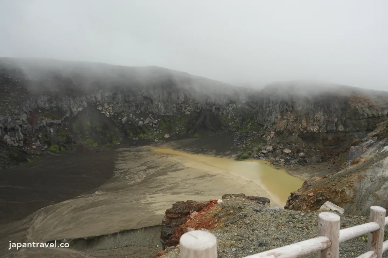阿蘇中岳火口旁積水的舊火口