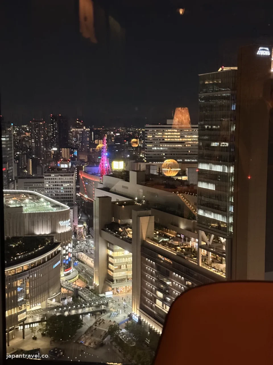 從Canes & Tales窗邊看出去的梅田夜景