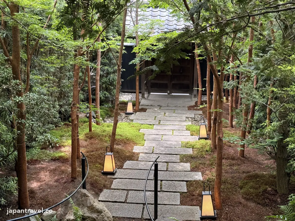 ふふ京都庭園的石板小徑