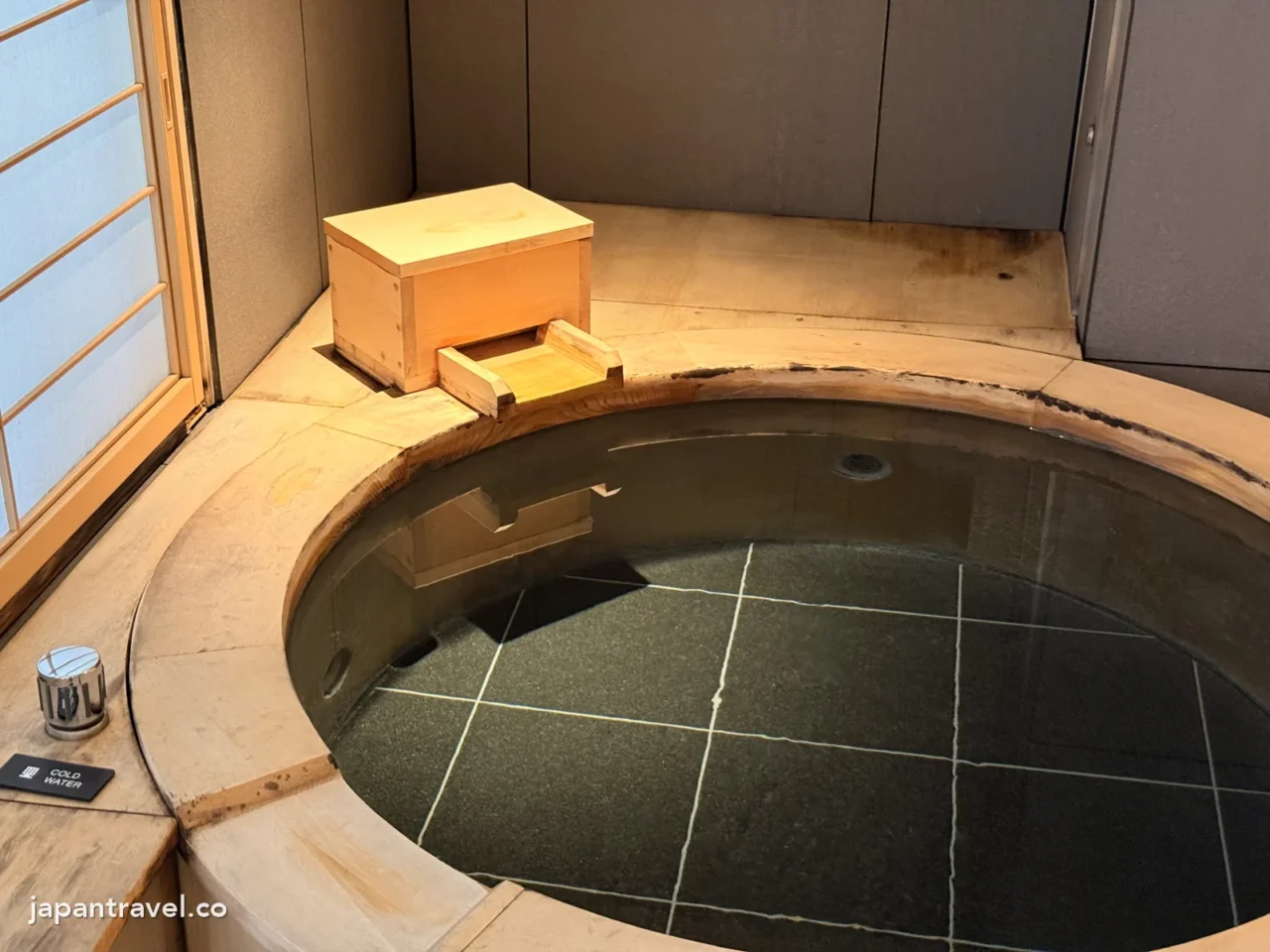 ふふ京都房內檜木浴池與和紙格窗