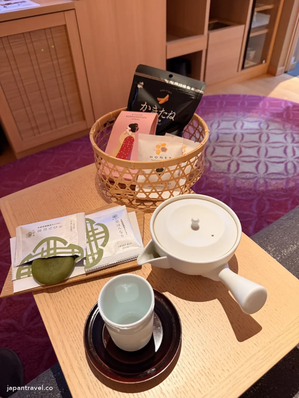 ふふ京都客房茶几上的茶點籃