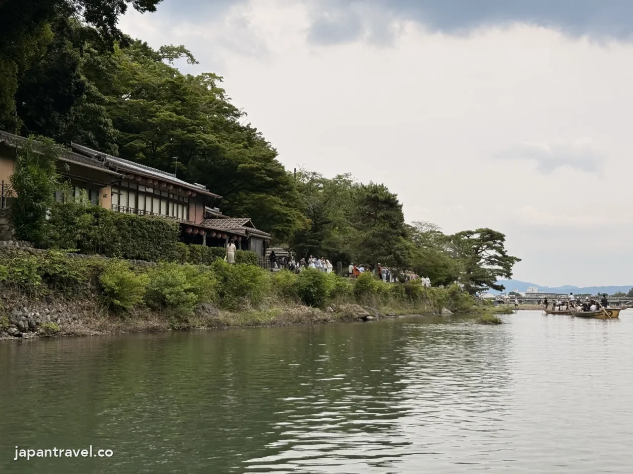 保津川遊船接近嵐山時看到的河岸