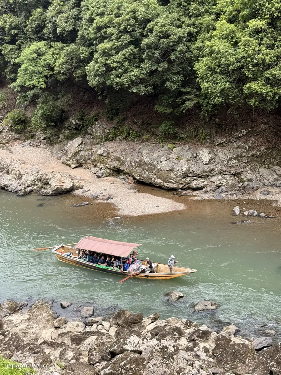 從嵯峨野小火車往下看，保津川遊船駛過保津峽