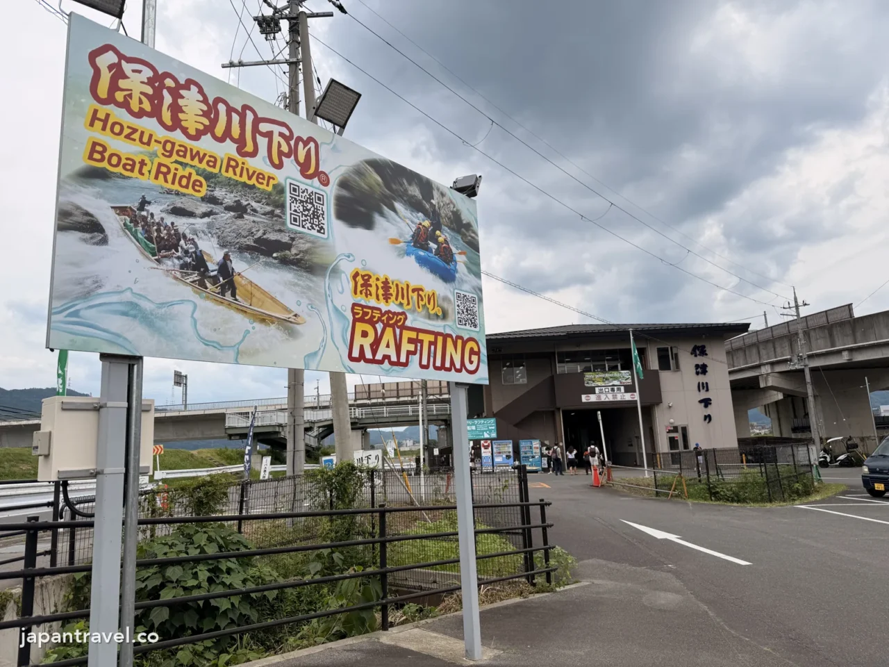 保津川遊船龜岡乘船場外的「保津川下り」招牌