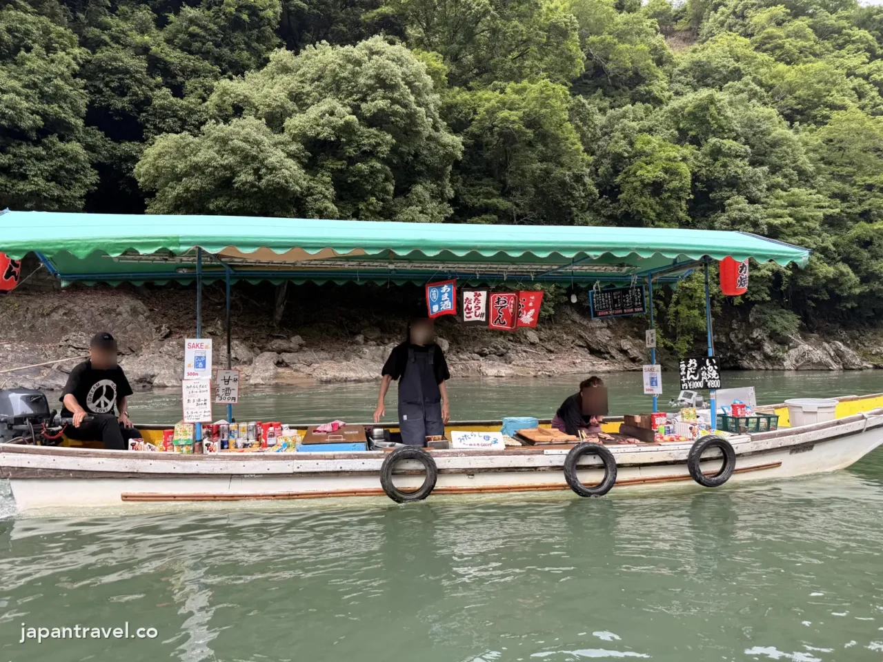 接近嵐山時靠近遊船的保津川小吃船