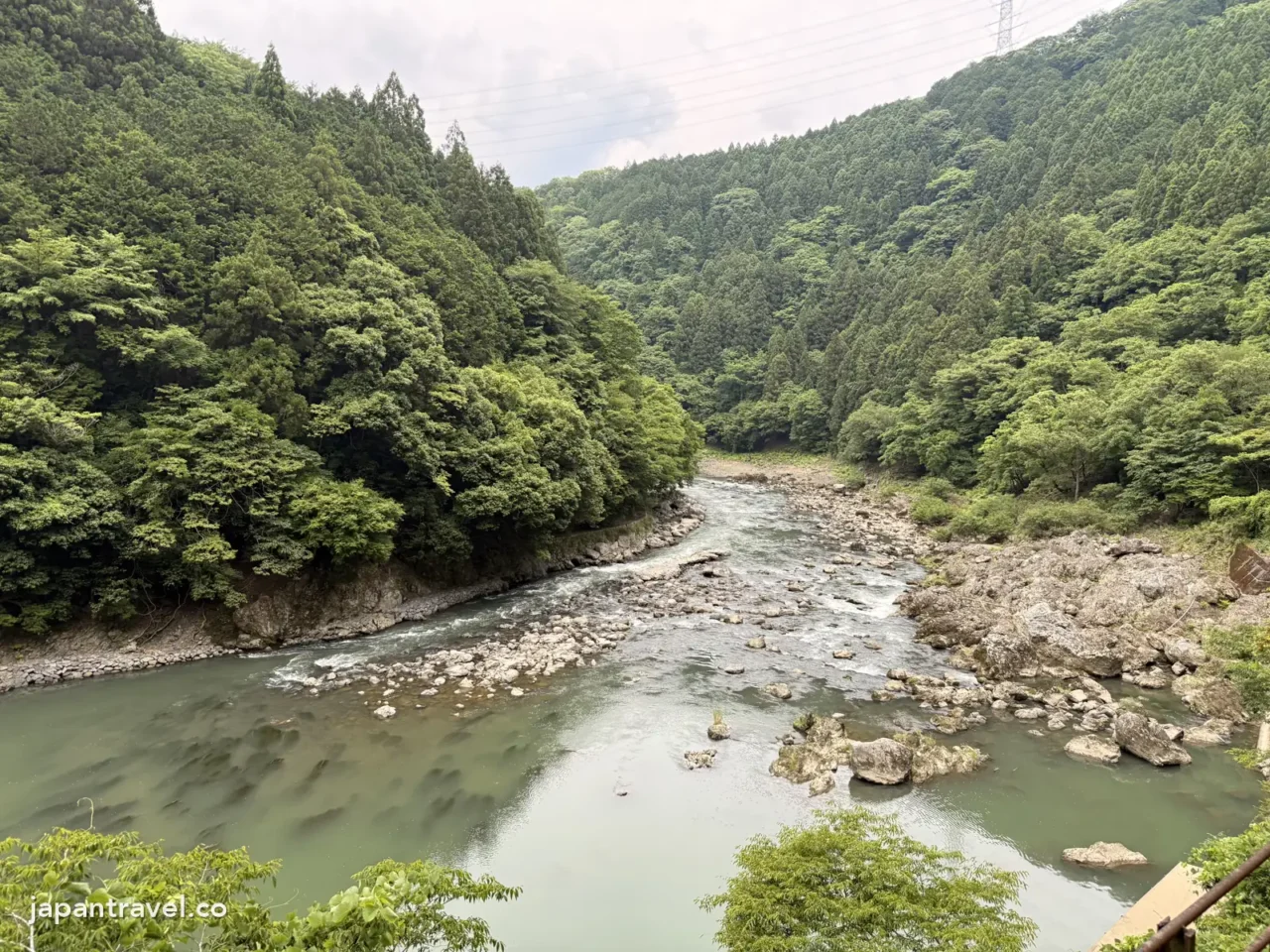 嵯峨野小火車沿線的保津峽溪谷