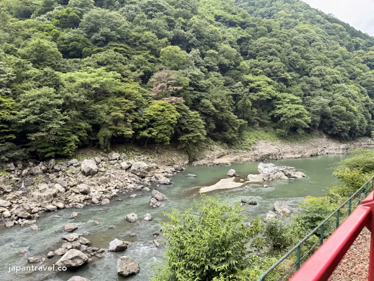 從嵯峨野小火車車窗看出去的保津峽河谷