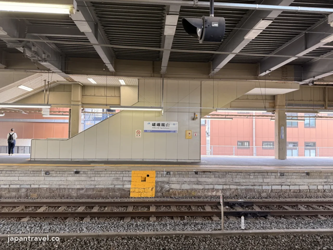 JR嵯峨嵐山站月台，小火車嵯峨站就在旁邊
