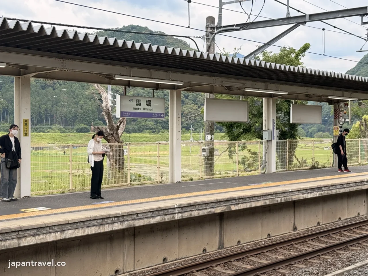 JR馬堀站月台,往JR龜岡站只需坐一站