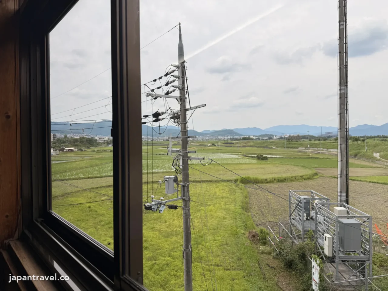 快到小火車龜岡站時,車窗外的龜岡田園