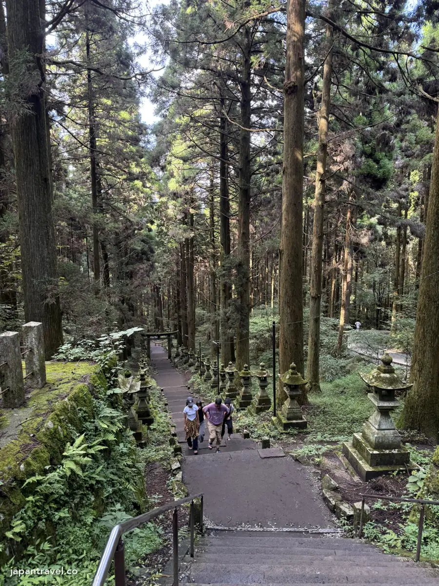 上色見熊野座神社參道的石燈籠